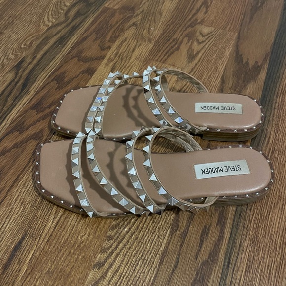 Steve Madden Studded Sandal. Size 7.5. Great Condition! - Picture 4 of 5